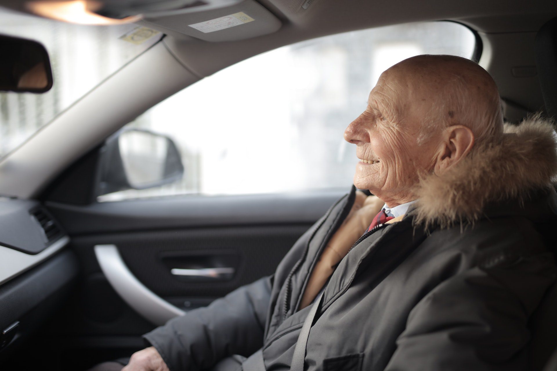Oudere man in de auto